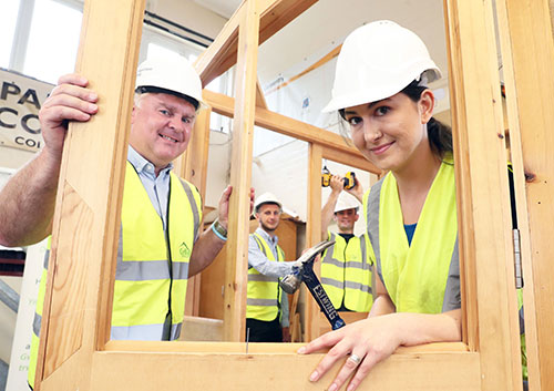 Cyflogwr Canolig y Flwyddyn