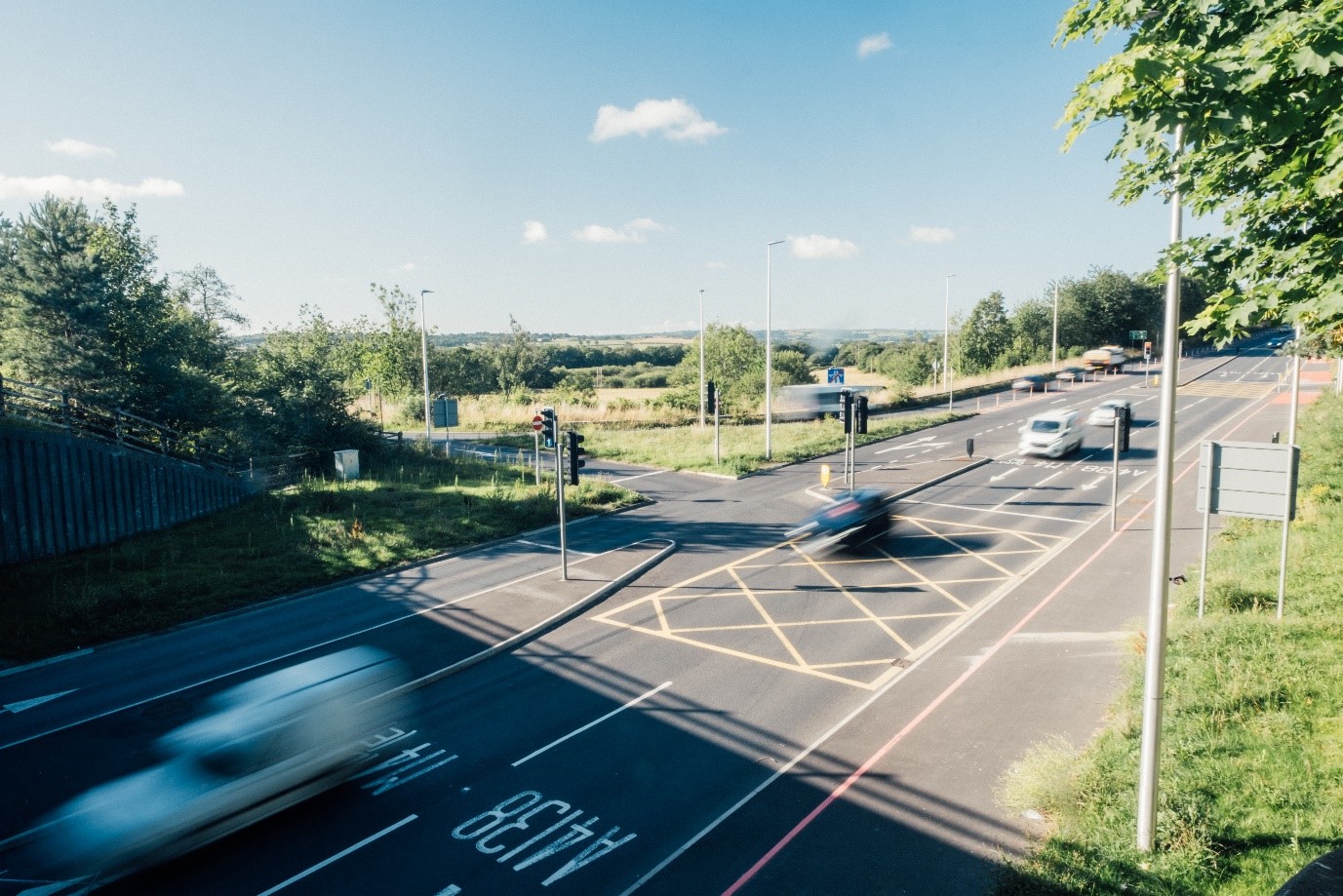 Darlun 3: Yn dangos y goleuadau traffig newydd a chynllun ffordd mwy diffiniedig. Gwella diogelwch ar y ffyrdd ac effeithlonrwydd llif y traffig.