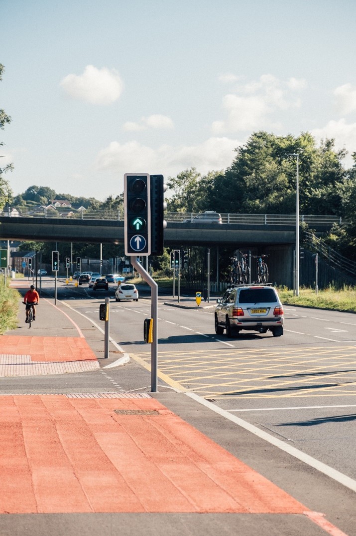 Darlun 4: Golygfa ogleddol yn dangos y Llwybr Defnydd a Rennir newydd ger yr A4138.