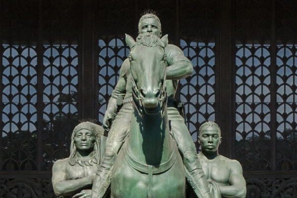 Cerflun o Teddy Roosevelt y tu allan i Amgueddfa Hanes Natur Efrog Newydd. 