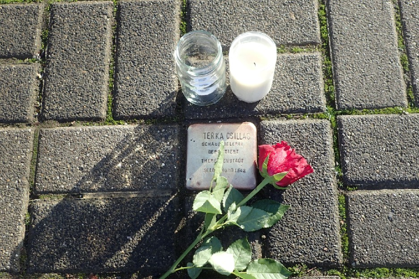 Stolperstein yn coffáu'r actores Terka Csillag y tu allan i Theatr Bochum yn Bochum, yr Almaen. 