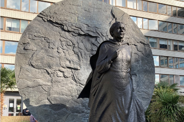 Cerflun Mary Seacole y tu allan i Ysbyty St Thomas, Llundain.
