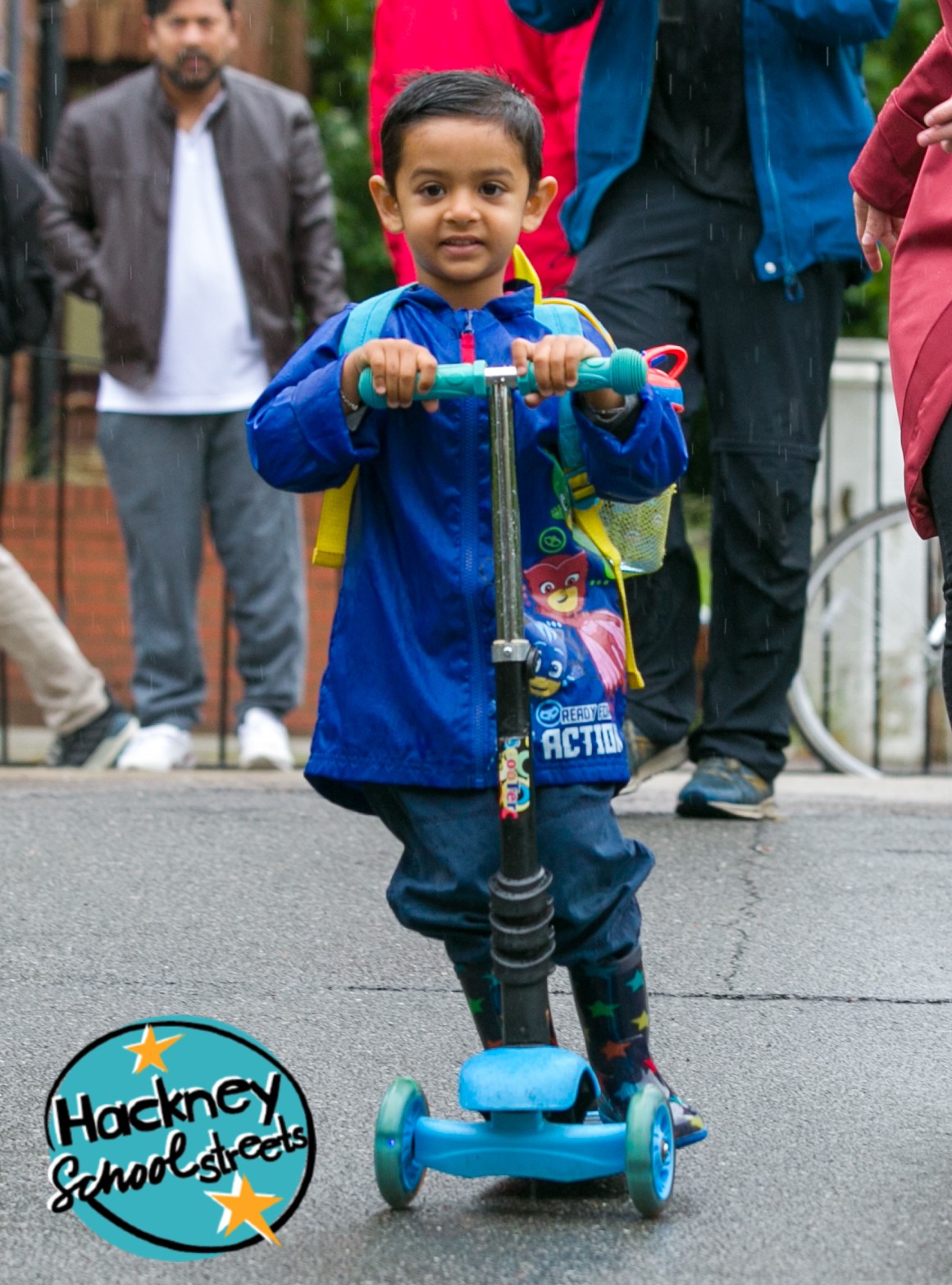 Bachgen ar sgwter fel rhan o Strydoedd Ysgol Hackney.