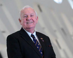 Peter Carter Jones a Phwyllgor Ymgyrch Cofeb Cymru yn Fflandrys