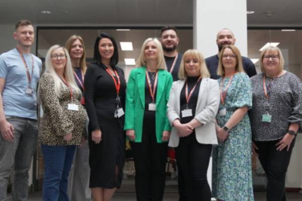 Tîm Ysbrydoli i Gyflawni