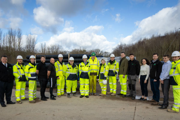 Ken Skates, Gweinidog Gogledd Cymru gyda chontractwyr a phrentisiaid yn natblygiad ffordd osgoi’r A487.