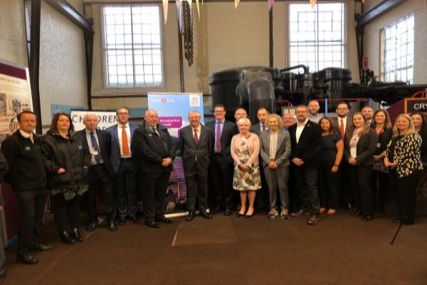 Mae’r Prif Weinidog Mark Drakeford a’r Dirprwy Weinidog yr Economi a Thrafnidiaeth, gyda phartneriaid Parc Rhanbarthol y Cymoedd