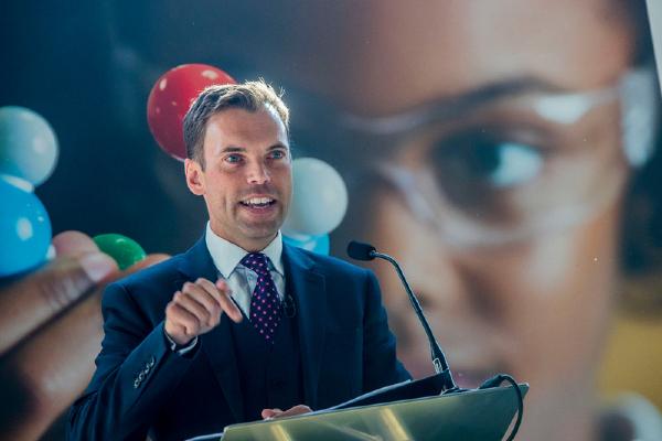 Gweinidog yr Economi Ken Skates yn traddodi araith ym mhencadlys Moneypenny