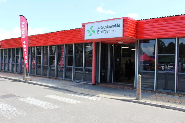 Robert Price, cwmni deunyddiau adeiladu’n