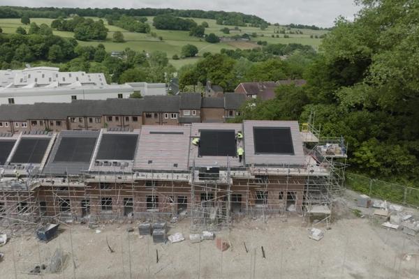 Paneli solar ar dai yn cael eu codi