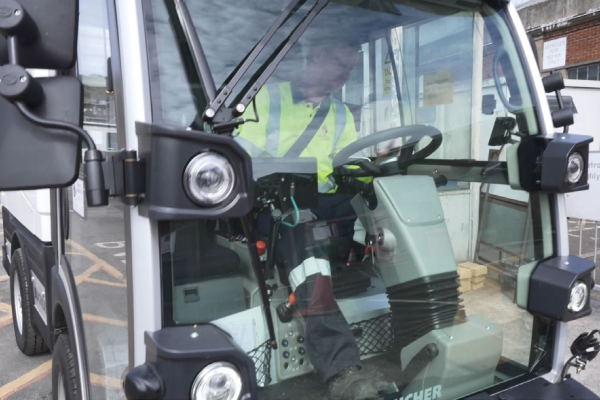 Ysgubwr ffyrdd trydan