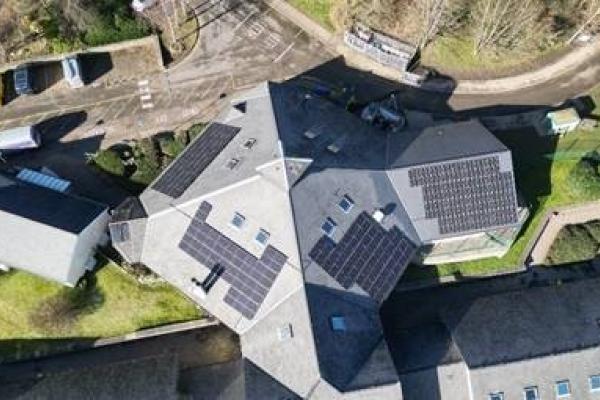 Ysgol Gynradd Garnteg, Torfaen baneli solar ffotofoltäig