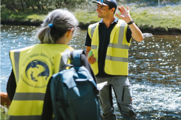 Gwirfoddolwyr yn casglu sbwriel yn ystod digwyddiad glanhau glannau Afon Menai.