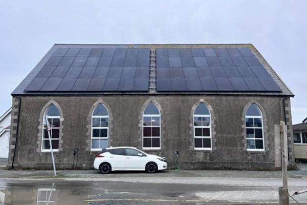 Paneli solar ar do adeilad Star of the Sea