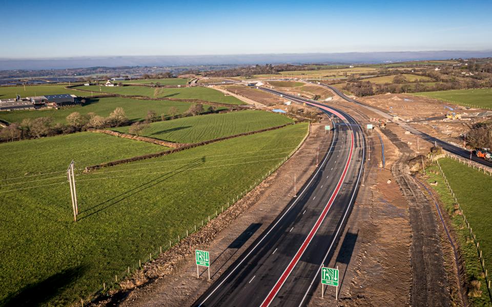 ffotograff o'r A487 tuag at ffordd Bethel (B4366)