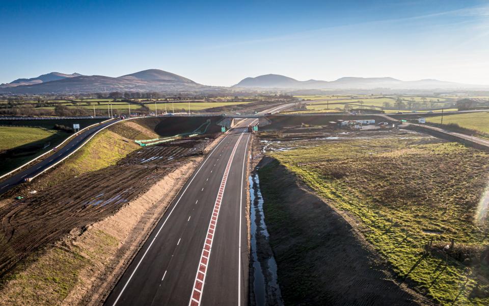 ffotograff o'r A487 edrych tua’r de o Blas Menai