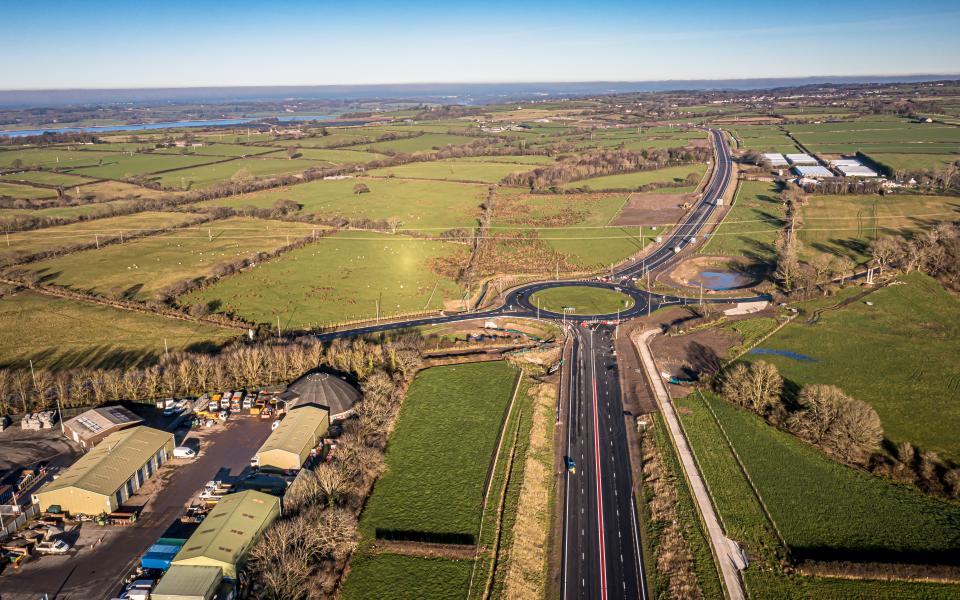 ffotograff o'r A487 edrych tua’r gogledd tuag at gylchfan Cibyn a Phlas Menai 